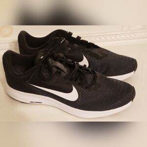 Womens nike sneakers size 8.5